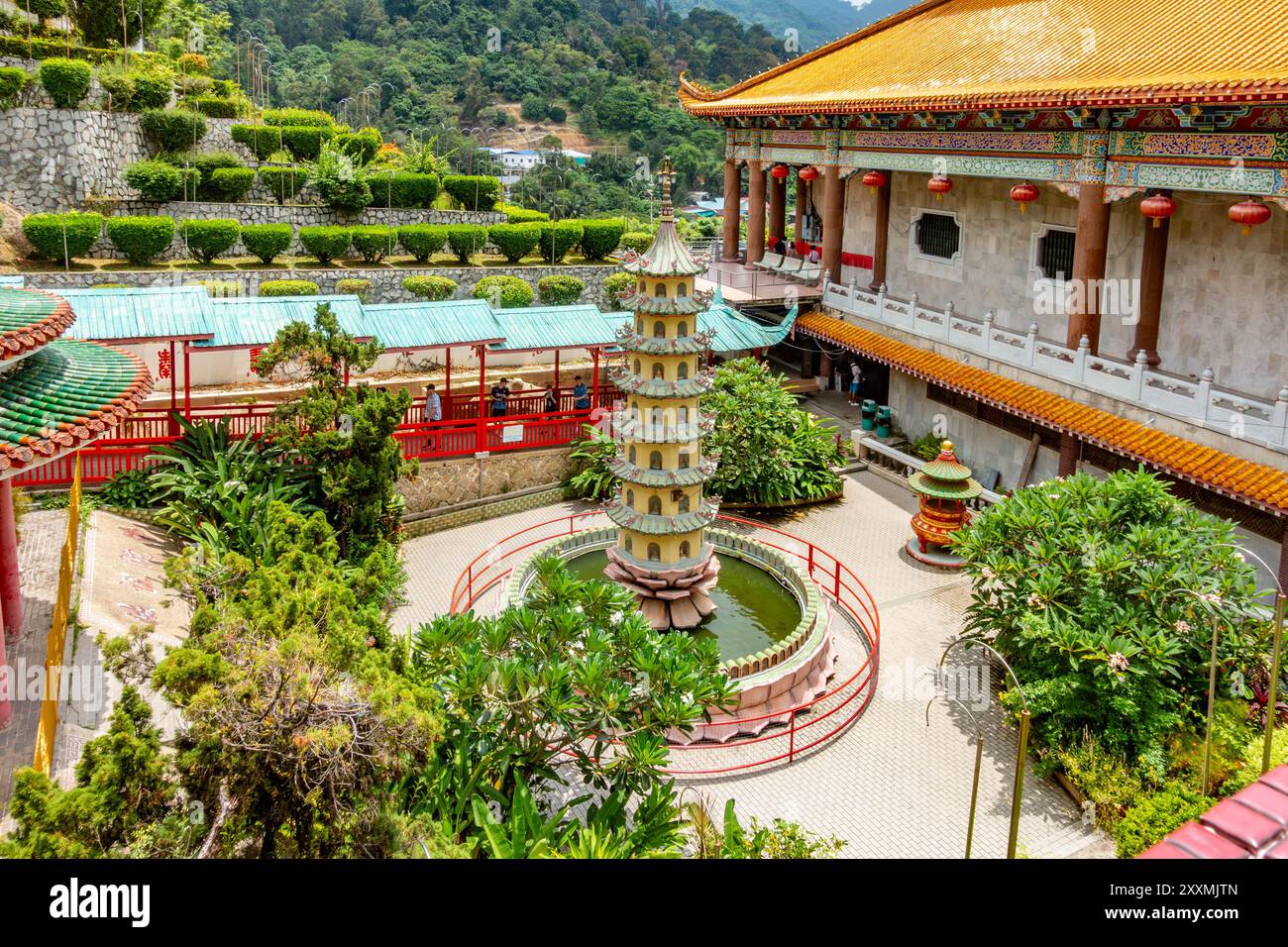 Il cortile centrale, un giardino al livello medio del tempio buddista Kek Lok si a Penang, Malesia, caratterizzato da una pagoda decorativa. Foto Stock