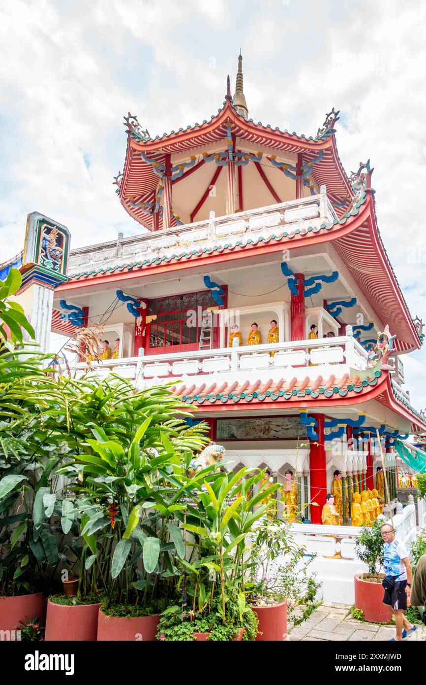 Amitabha Buddha Pagoda, la pagoda a tre livelli al livello medio del complesso del tempio Kek Lok si a Penang, Malesia, con elaborati tetti e dettagli. Foto Stock