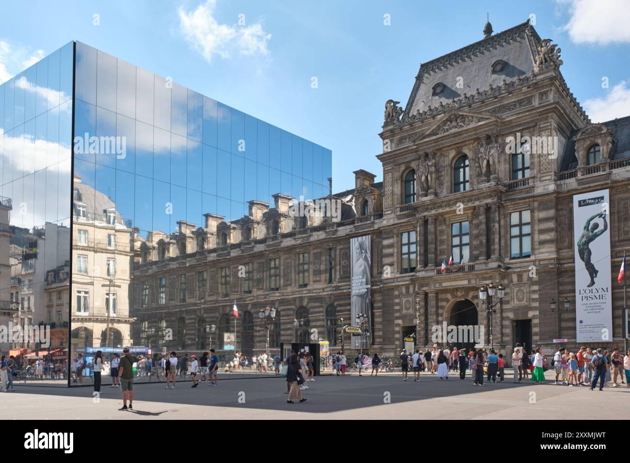 Pareti di specchi dell'architetto Jean Nouvel circondano i lavori di costruzione della Fondazione Cartier in Place du Palais Royal, centro di Parigi, Francia Foto Stock