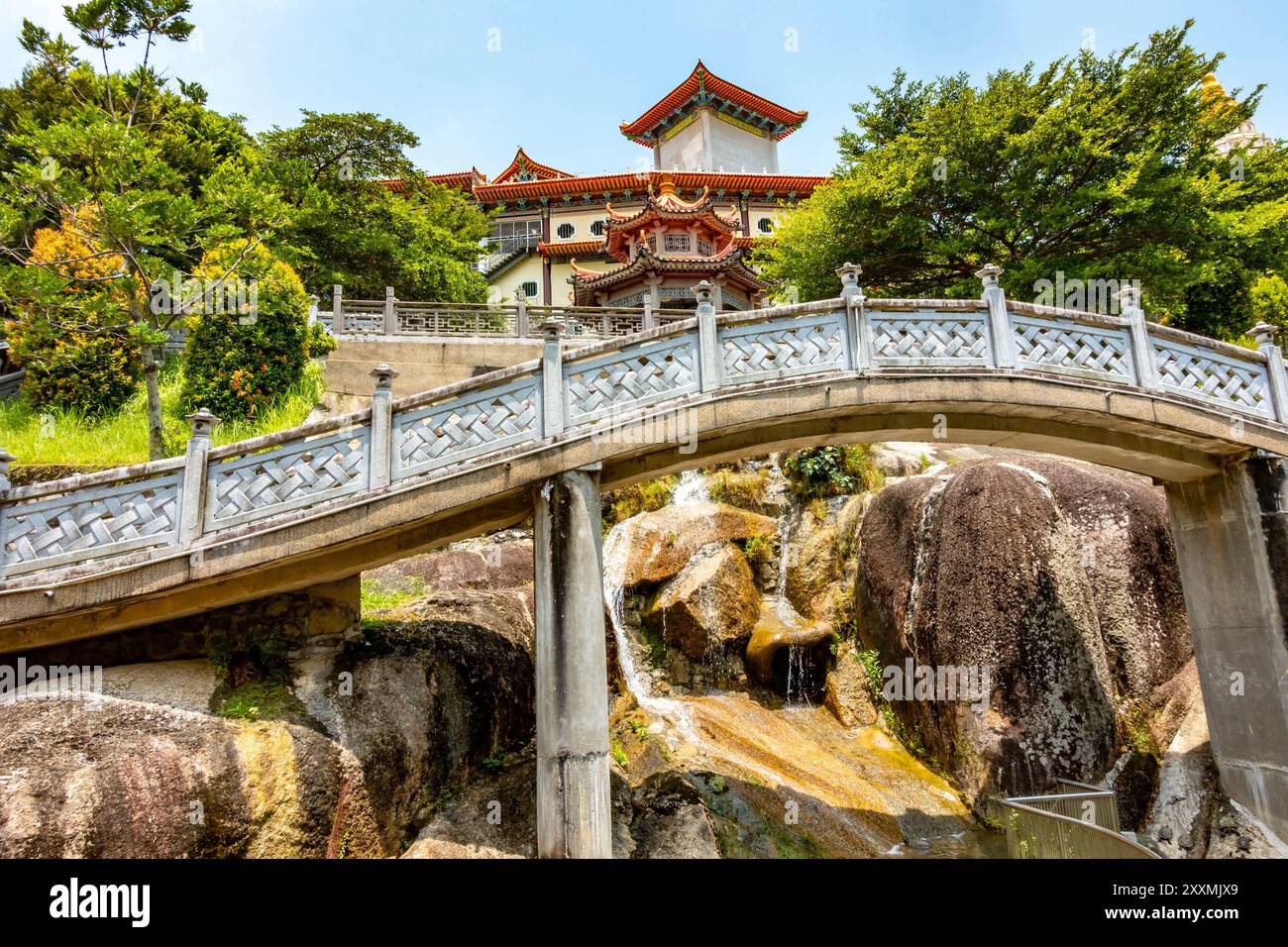 Ponti ad arco cinesi sullo stagno della liberazione, uno stagno di tartarughe al tempio buddista Kek Lok si a Penang, Malesia Foto Stock