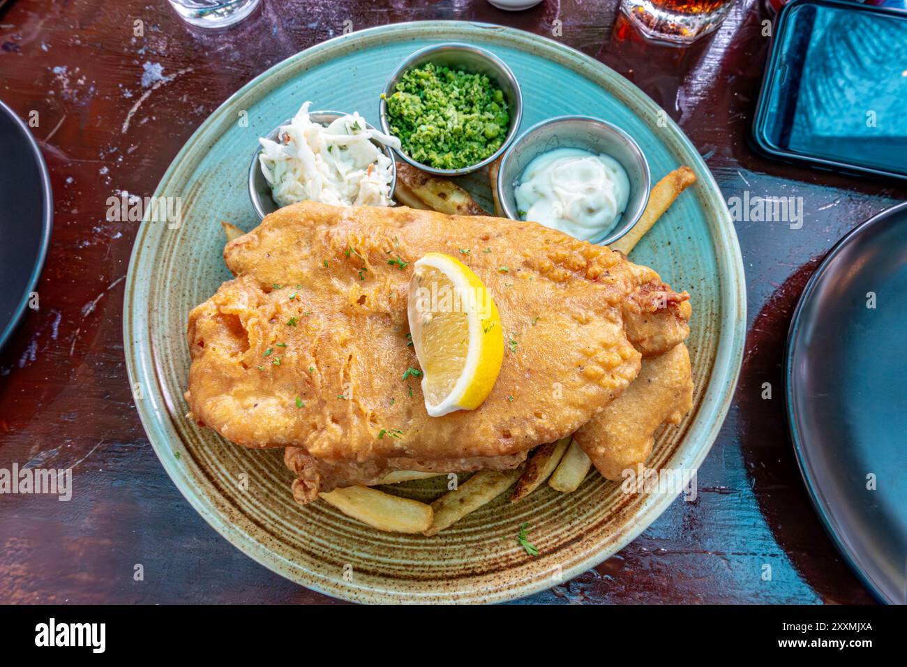 Fish and chips servito in un ristorante per pranzo. Foto Stock