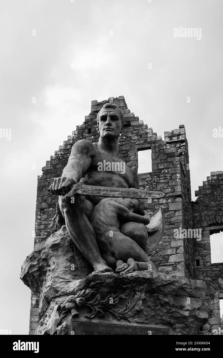 Memoriale che raffigura un adoratore seduto e un bambino addormentato che commemora gli uomini caduti della prima e della seconda guerra mondiale. Kirkcudbright Scozia Regno Unito. APR Foto Stock