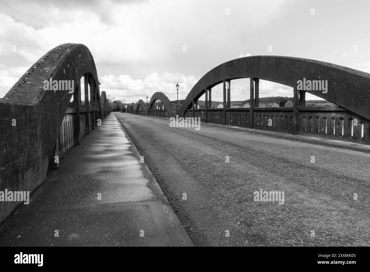 Ponte stradale Kirkcudbright costruito nel 1926 che attraversa il fiume Dee. Scozia Regno Unito. Aprile 2024 Foto Stock