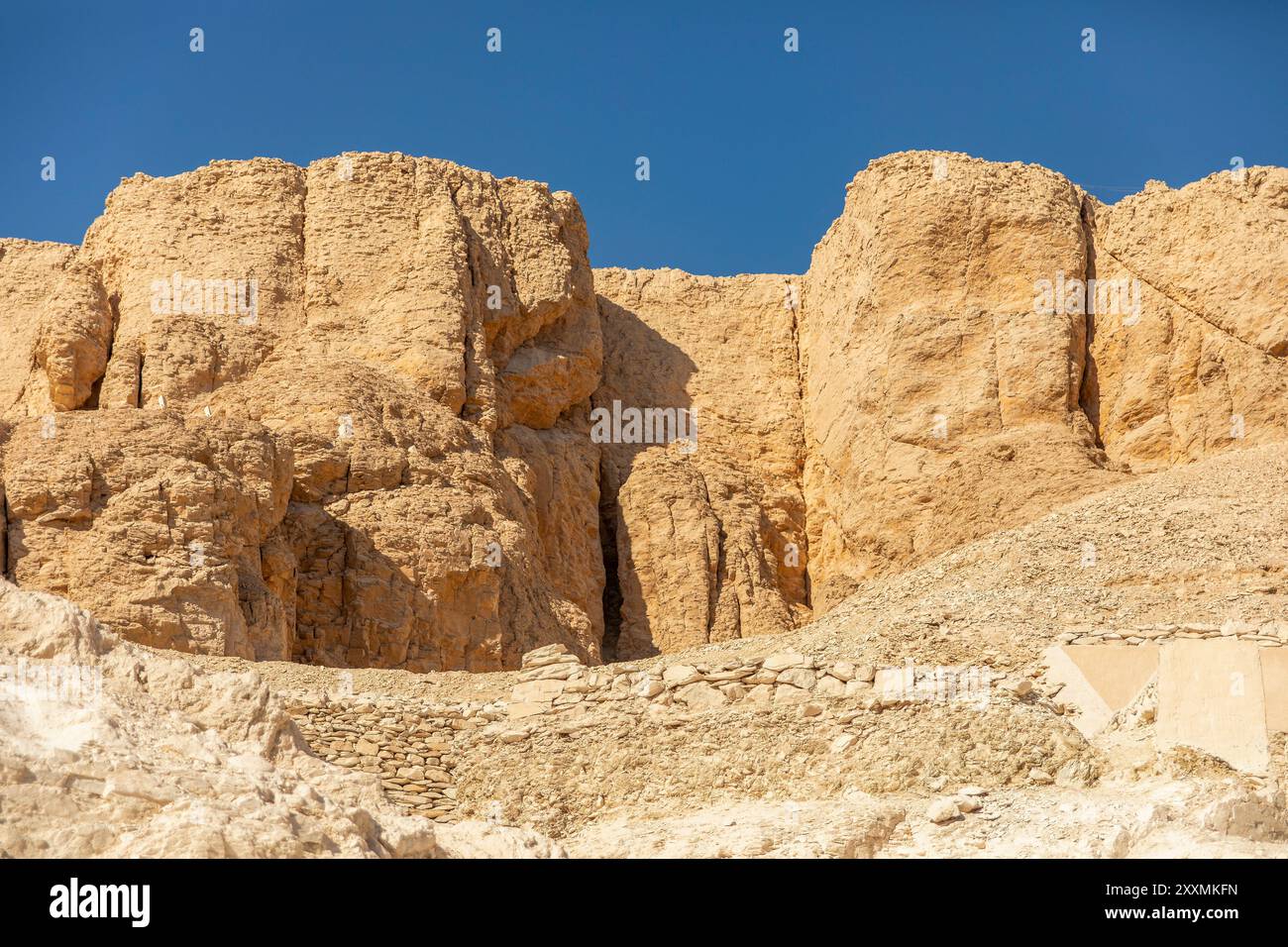 Le maestose montagne della Valle dei Re di Luxor si ergono come eterni guardiani, nascondendo le tombe nascoste degli antichi faraoni egiziani. Foto Stock