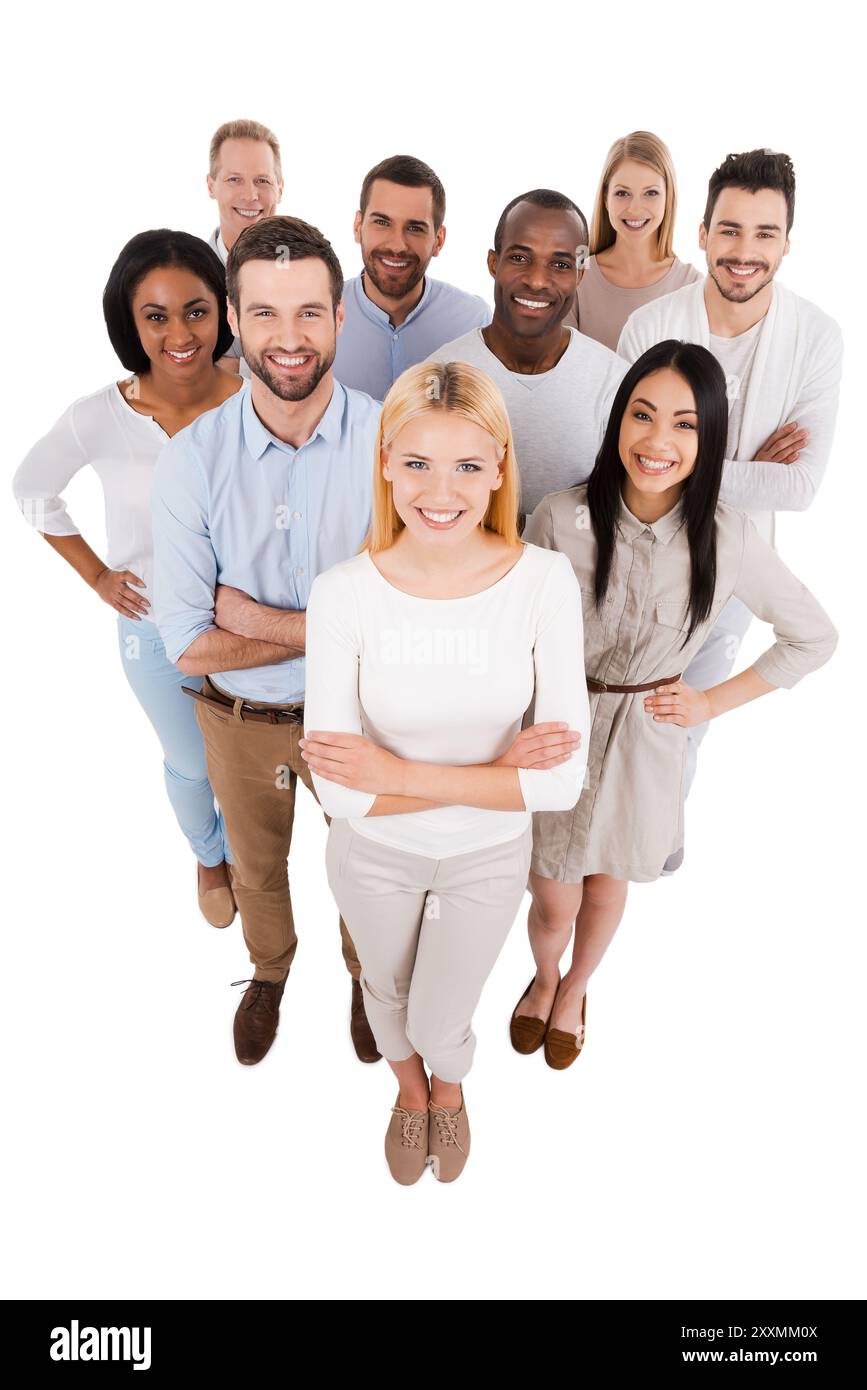 Con orgoglio. Vista dall'alto di gruppi diversi di persone in abbigliamento casual intelligente che guardano la fotocamera e sorridono mentre sono vicini l'uno all'altro Foto Stock