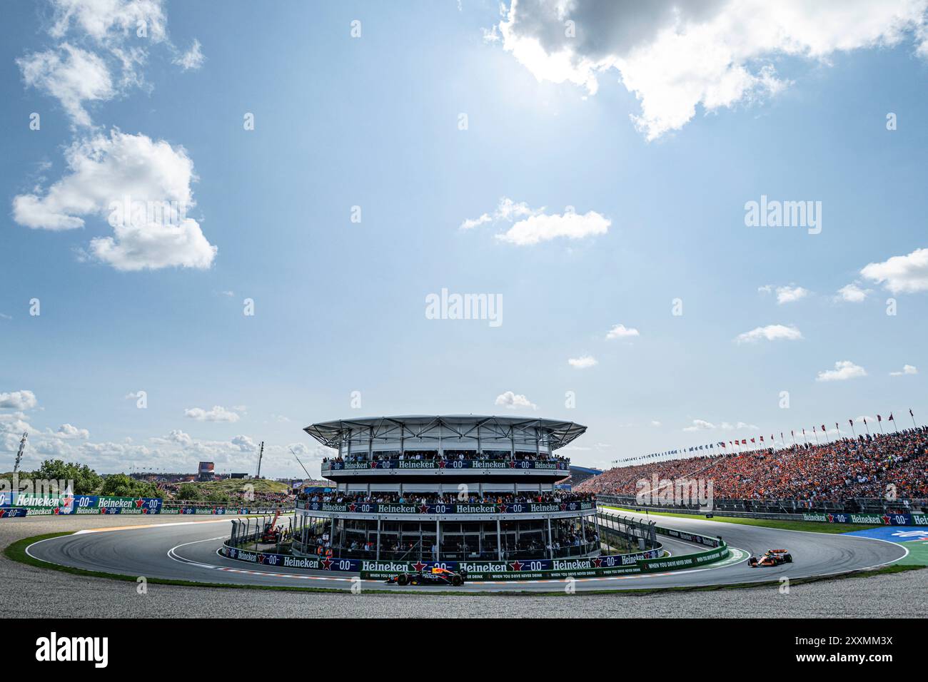 Zandvoort, Paesi Bassi. 25 agosto 2024; circuito Zandvoort, Zandvoort, Olanda settentrionale, Paesi Bassi; formula 1 Heineken Dutch Grand Prix 2024; Race Day; Max Verstappen (NED) nella RB19 di Oracle Red Bull Racing guida Lando Norris (GBR) nella MCL60 di McLaren durante la parte di apertura della gara Credit: Action Plus Sports Images/Alamy Live News Foto Stock