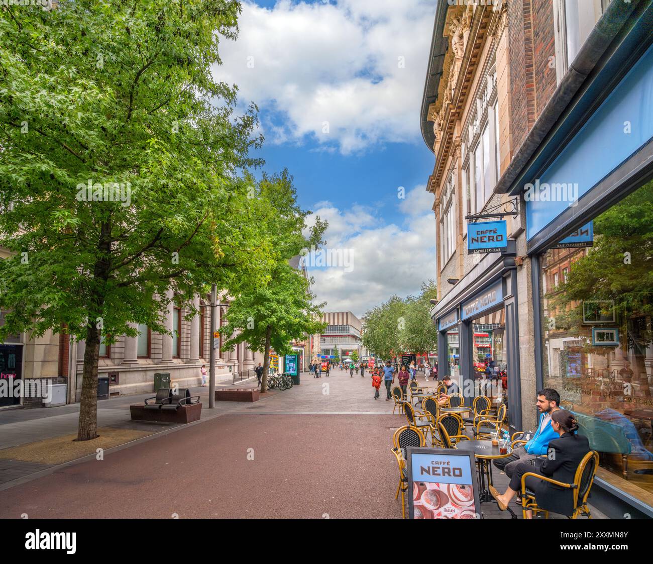 Negozi e caffè sulla High Street nel centro della città, Leicester, Leicestershire, Inghilterra, Regno Unito Foto Stock