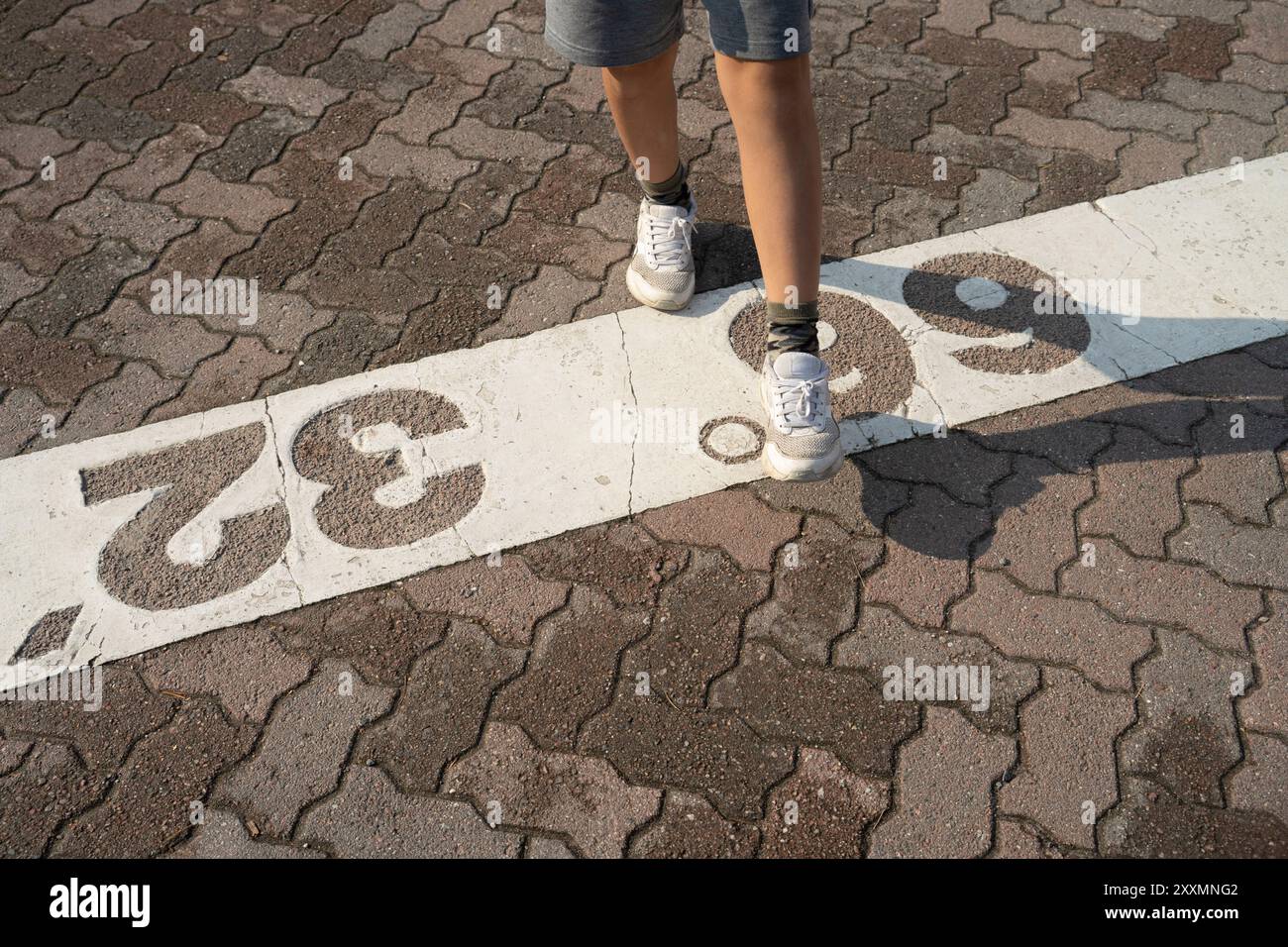 Piedi che camminano verso la linea del circolo polare artico, segnati dalle coordinate 66, 32, 35 Foto Stock