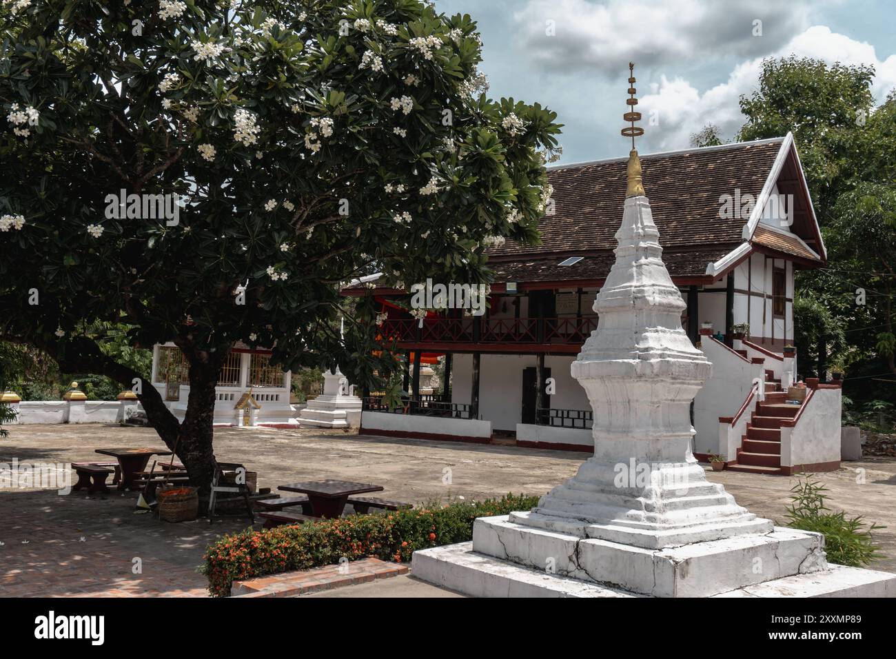 Cultura e natura viaggiate in Laos, punti di interesse nella Provincia di Luang Prabang Vista dettagliata nel tempio buddista Wat Hosian Voravihane a Luang Prabang, Laos Foto Stock