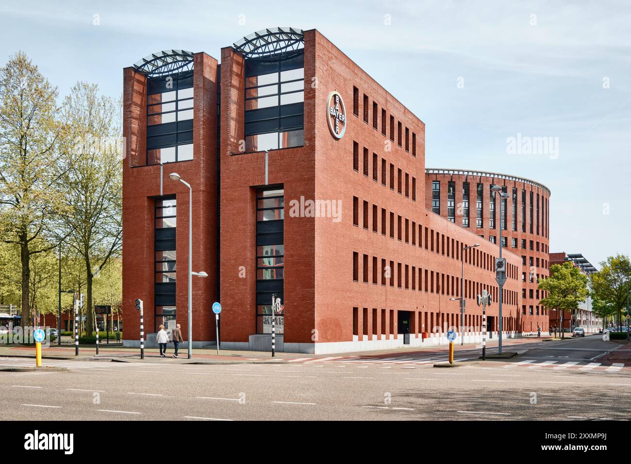 Maastricht, Paesi Bassi - 13 aprile 2024: Edificio la forza Housing and Offices hg di Bayer Medical Care con facciata in mattoni indisegnata da Mario Botta Foto Stock