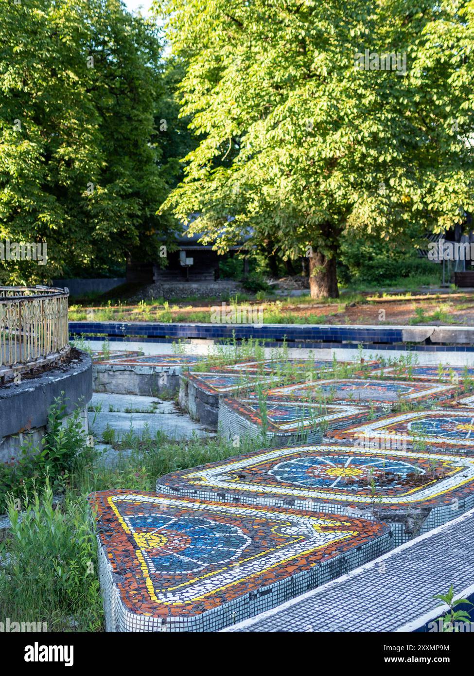 Kaliningrad, Russia - 12 giugno 2024: Piscina a mosaico abbandonata nel parco della città di Kaliningrad, Russia, in un giorno di sole estate Foto Stock