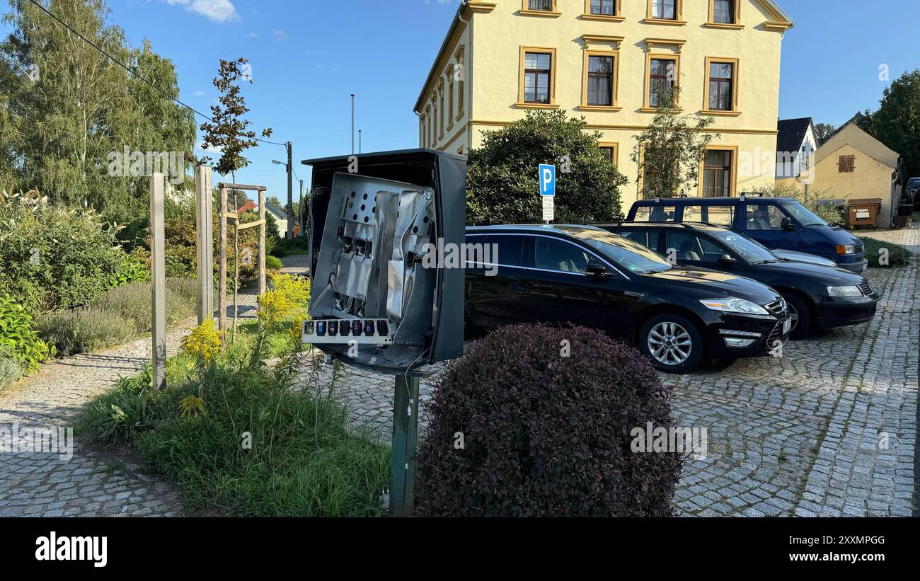 Obergurig - Zigarettenautomat zerstört 21.08.2024 Obergurig, Hauptstraße Fotograf: LausitzNews.de/ Tim Kiehle Pressemittelung der PD Görlitz: Obergurig, Hauptstraße 20.08.2024, 22:30 Uhr Vandalen haben am späten Dienstagabend einen Zigarettenautomaten an der zerstört in Obergurig Hauptstraße. SIE nutzten eine unbekannte Substanz, um eine explosion zu erzeugen. Der Automat Hatte einen Wert von rund 5,000 Euro. Der Stehlschaden ist bislang nicht beziffert. Polizisten sicherten Spuren. Der Bautzener Kriminaldienst ermittelt Obergurig Sachsen Deutschland *** Obergurig distributore automatico di sigarette des Foto Stock