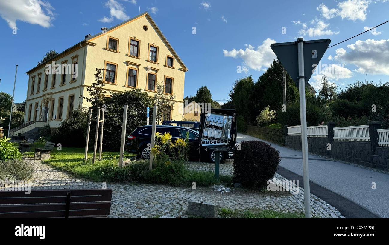 Obergurig - Zigarettenautomat zerstört 21.08.2024 Obergurig, Hauptstraße Fotograf: LausitzNews.de/ Tim Kiehle Pressemittelung der PD Görlitz: Obergurig, Hauptstraße 20.08.2024, 22:30 Uhr Vandalen haben am späten Dienstagabend einen Zigarettenautomaten an der zerstört in Obergurig Hauptstraße. SIE nutzten eine unbekannte Substanz, um eine explosion zu erzeugen. Der Automat Hatte einen Wert von rund 5,000 Euro. Der Stehlschaden ist bislang nicht beziffert. Polizisten sicherten Spuren. Der Bautzener Kriminaldienst ermittelt Obergurig Sachsen Deutschland *** Obergurig distributore automatico di sigarette des Foto Stock