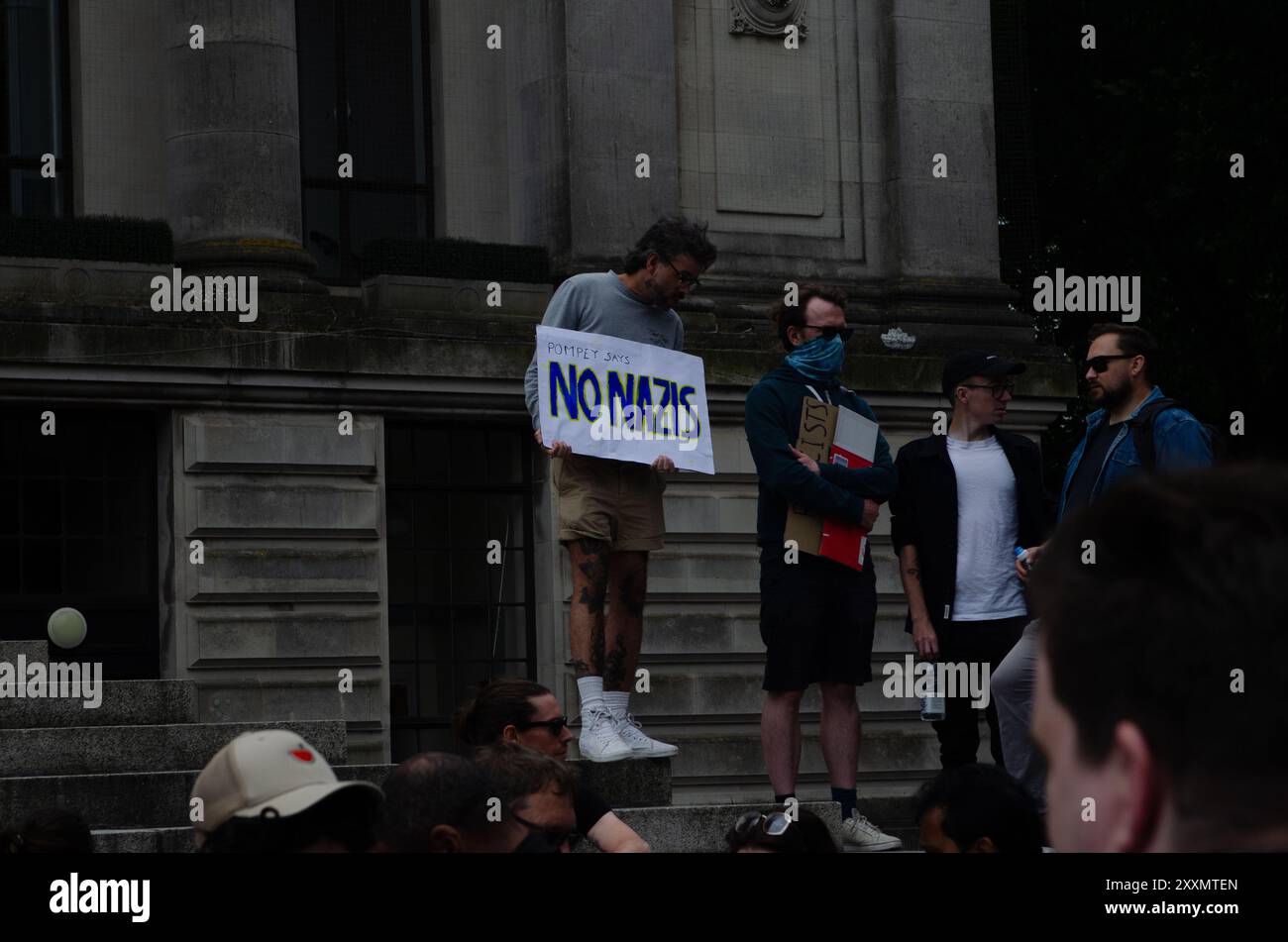 Il Portsmouth Unity Rally, con oltre 1000 partecipanti, ha iniziato con una demo di fronte alla Barclays Bank in Commercial Road e poi si è spostato sui gradini di Piazza Guildhall, organizzata da Stand Up Against Racism, il 10 agosto 2024. Foto Stock