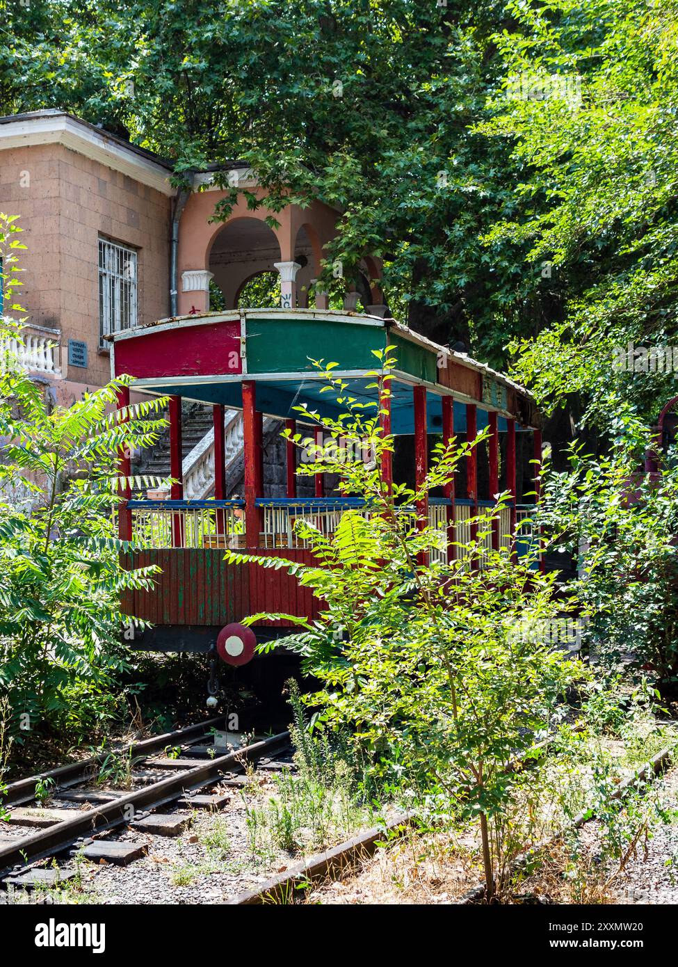 Yerevan, Armenia - 5 agosto 2024: Carrozza ferroviaria sulla stazione ferroviaria Hayrenik della ferrovia dei bambini di Yerevan nella gola di Hrazdan a Yerevan, Armenia su su su Foto Stock
