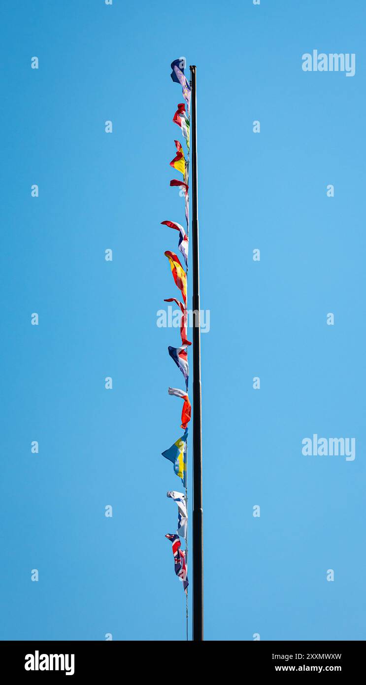 Numerose bandiere europee una sopra l'altra su un albero Foto Stock