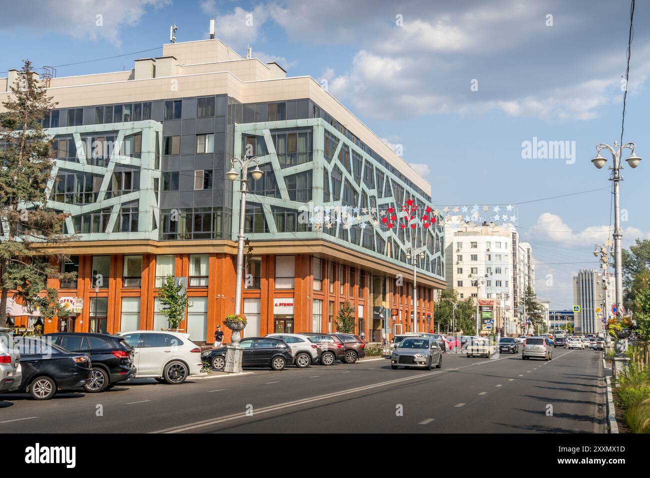 L'architettura moderna sulle strade di Belgorod, a ovest della Russia, con le strade della città e le auto sulla strada. Foto Stock