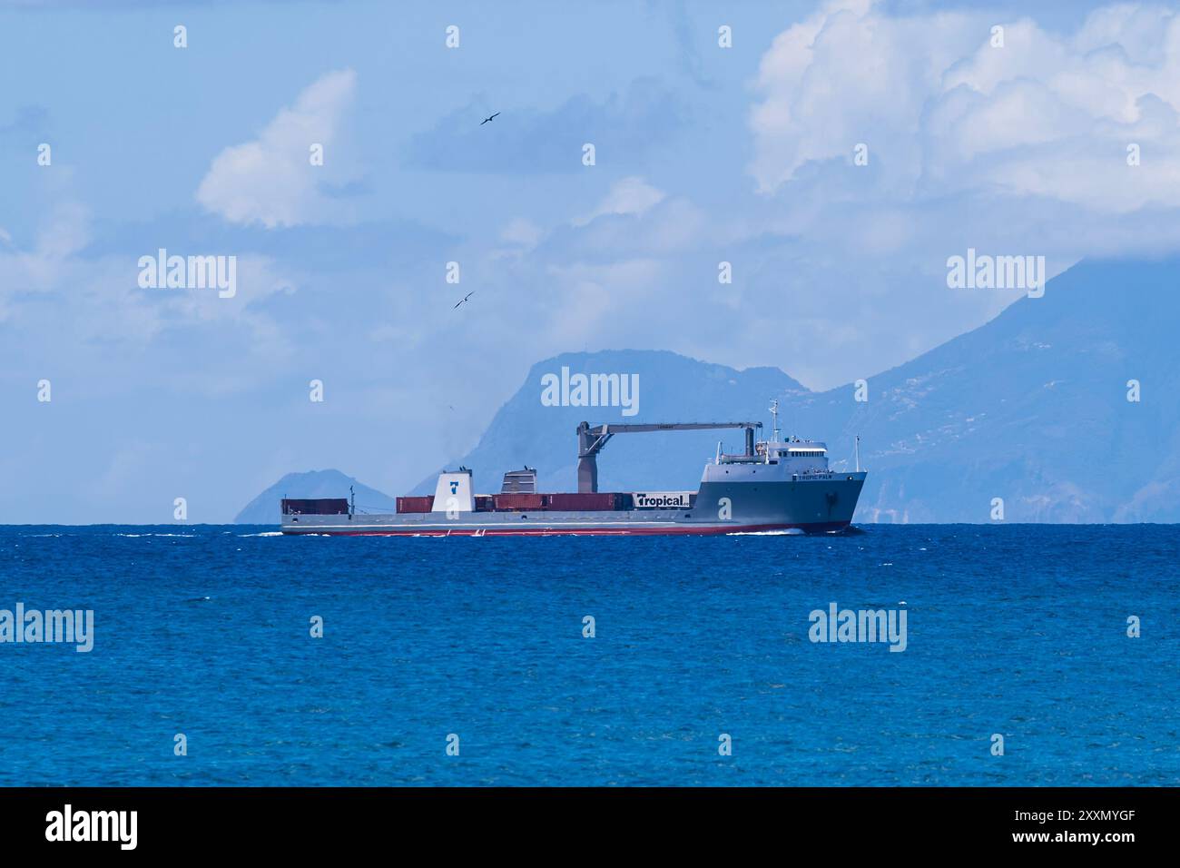 Oceano dei Caraibi, 9-3-2007 al largo dell'Isola di Saba RoRo Cargo Tropic Palm Ship al largo della costa dell'Isola di Saba nell'Oceano dei Caraibi Foto Stock