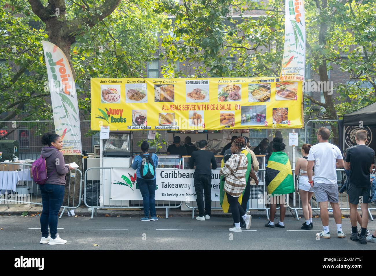 Londra, Regno Unito, 25 agosto 2024. C'è una bancarella di cibo al Notting Hill Carnival, nel centro di Londra. Il più grande festival di strada d'Europa celebra la cultura caraibica e si prevede che accoglierà oltre 1 milione di persone ogni giorno. Foto di Ray Tang credito: A.A. Gill/Alamy Live News Foto Stock