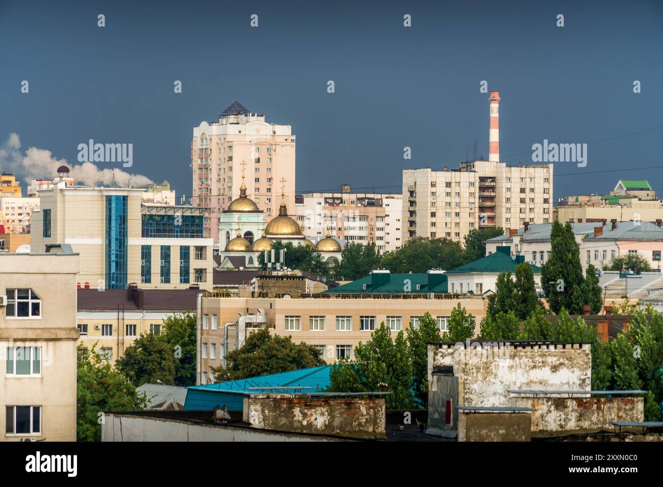 La vista aerea della città di Belgorod, nella parte occidentale della Russia (vicino al confine ucraino), con il camino della fabbrica e gli edifici residenziali Foto Stock