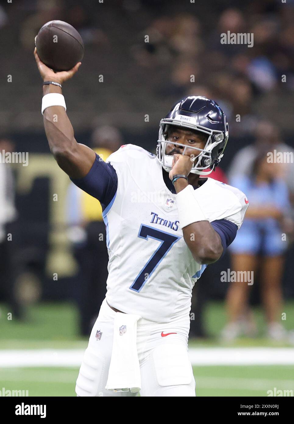 New Orleans, Stati Uniti. 25 agosto 2024. Il quarterback dei Tennessee Titans Malik Willis (7) tentò un passaggio durante una gara di pre-stagione della National Footbal League al Caesars Superdome domenica 25 agosto 2024 a New Orleans, Louisiana. (Foto di Peter Forest/SipaUSA) credito: SIPA USA/Alamy Live News Foto Stock