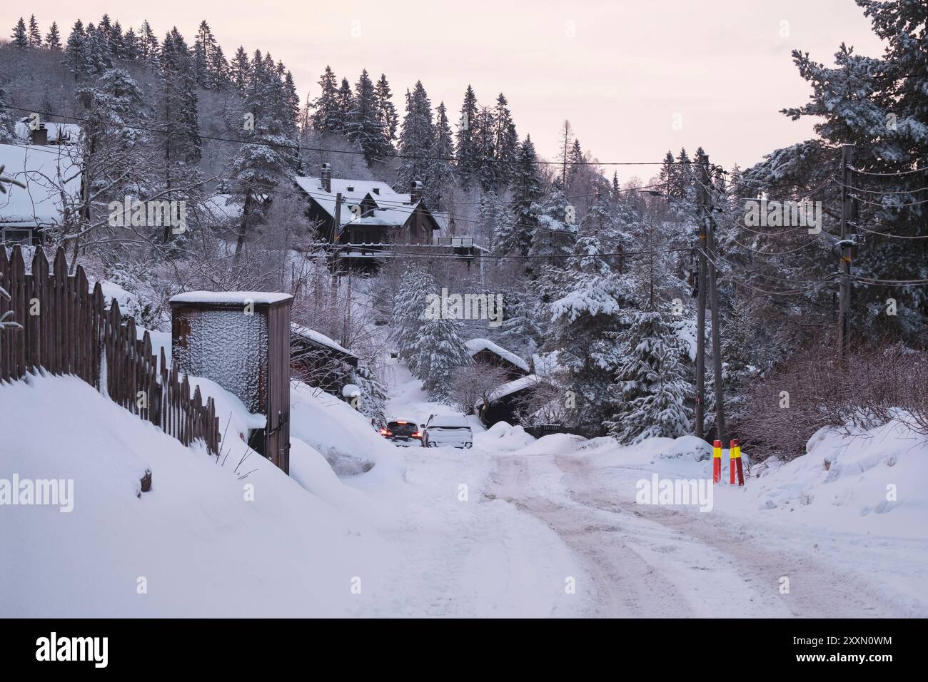 Una strada residenziale coperta di neve a Oslo, in zona Holmenkollen Foto Stock