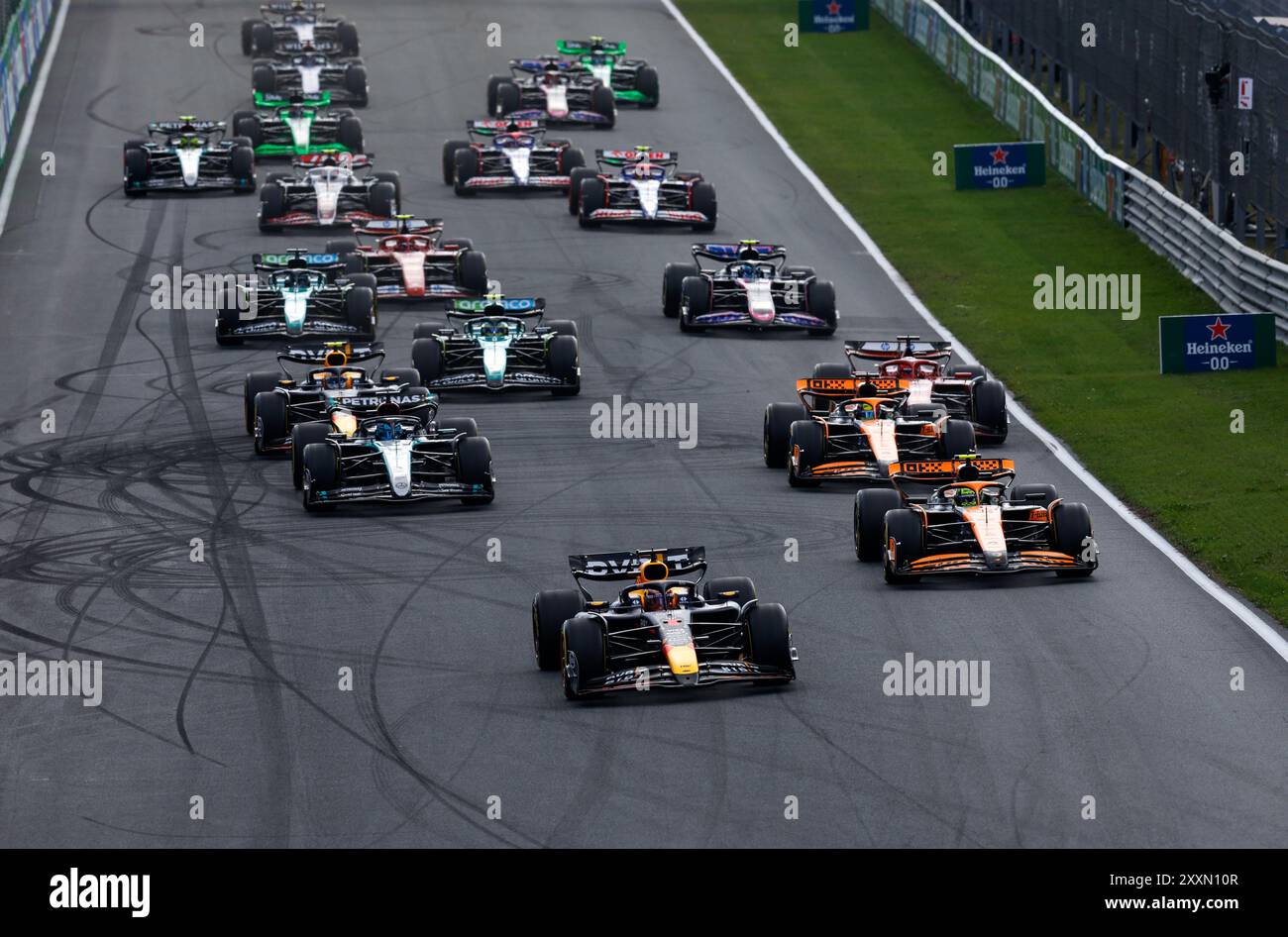 Partenza della gara, partenza, 01 VERSTAPPEN Max (nld), Red Bull Racing RB20, azione 04 NORRIS Lando (gbr), McLaren F1 Team MCL38, azione durante la Formula 1 Heineken Dutch Grand Prix 2024, 15° round del Campionato del mondo di Formula 1 2024 dal 23 al 25 agosto 2024 sul circuito Zandvoort, a Zandvoort, Paesi Bassi Foto Stock