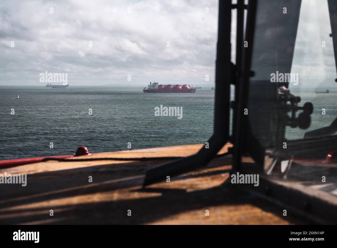Petroliera nel Kattegat vista dalla cima del faro grigio (Det Grå Fyr) a Skagen, Danimarca Foto Stock