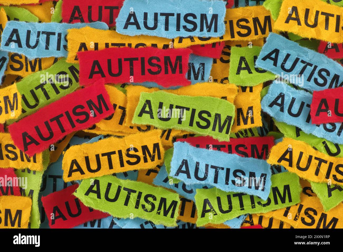 Autismo. Pezzi di carta colorati con le parole autismo su di loro. Foto Stock