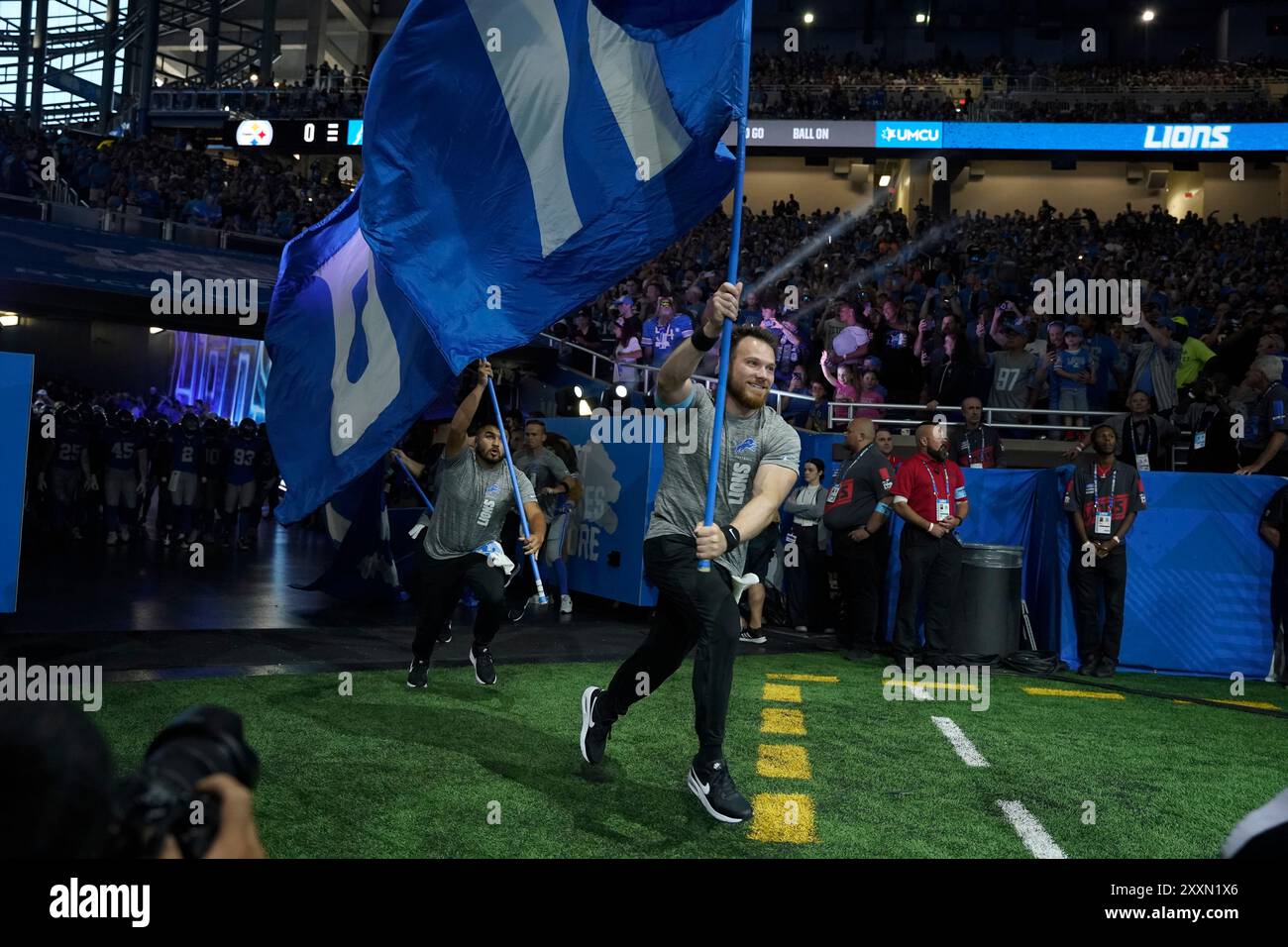 Pittsburgh, Pennsylvania, Stati Uniti. 24 agosto 2024. 24 agosto 2024: I Detroit Lions' Flag Runners durante i Pittsburgh Steelers vs Detroit Lions al Ford Field di Detroit mi. Brook Ward/AMG (Credit Image: © AMG/AMG via ZUMA Press Wire) SOLO PER USO EDITORIALE! Non per USO commerciale! Foto Stock