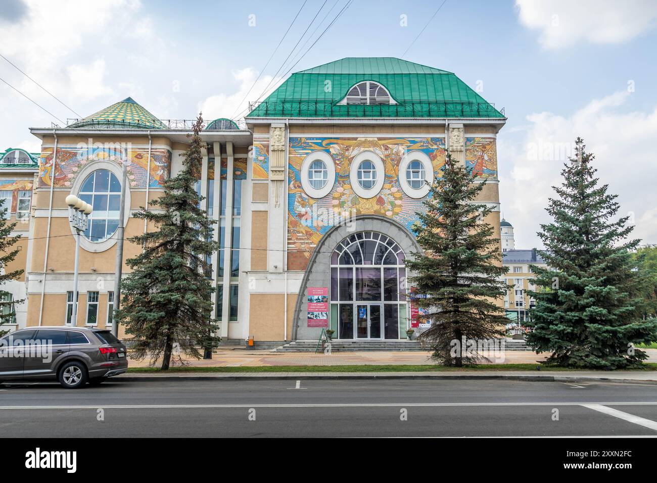 Edificio del museo d'arte di Belgorod con una splendida facciata colorata a Belgorod, Russia occidentale. Foto Stock