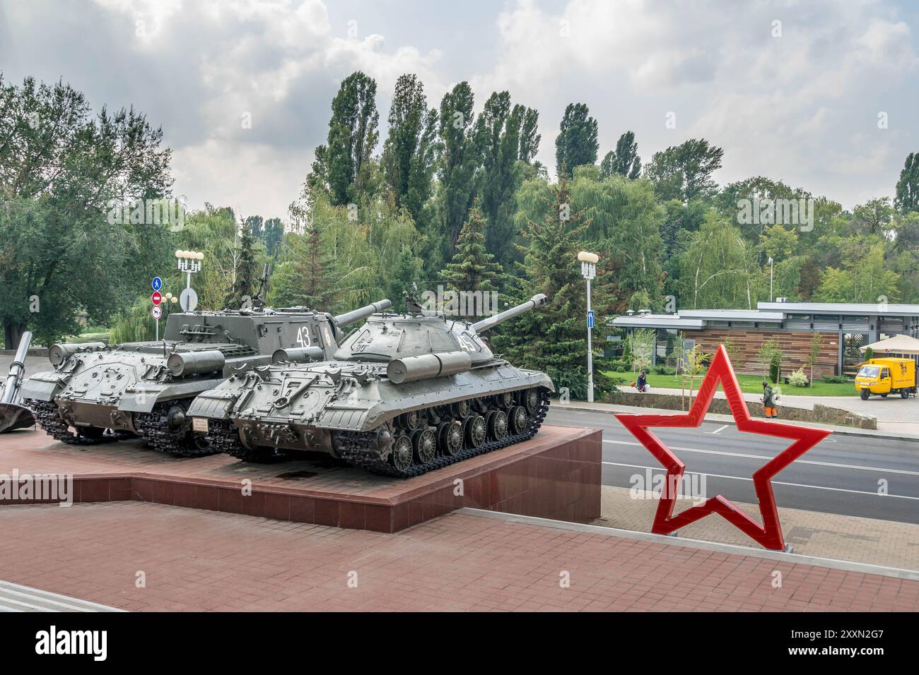 I carri armati russi vicino al museo della battaglia di Kursk a Belgorod, una città in Russia vicino al confine con l'Ucraina. Foto Stock