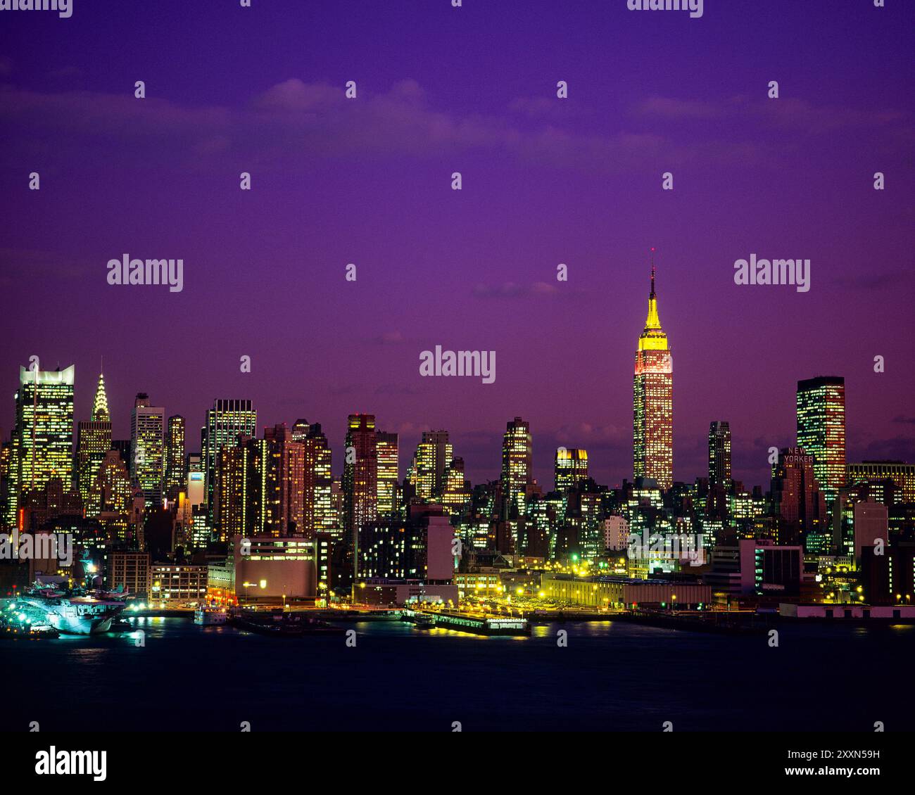 New York anni '1990, skyline di Midtown Manhattan, Empire State Building illuminato, grattacieli, notte, New York City, NYC, New York, Stato di New York, Stati Uniti, Foto Stock