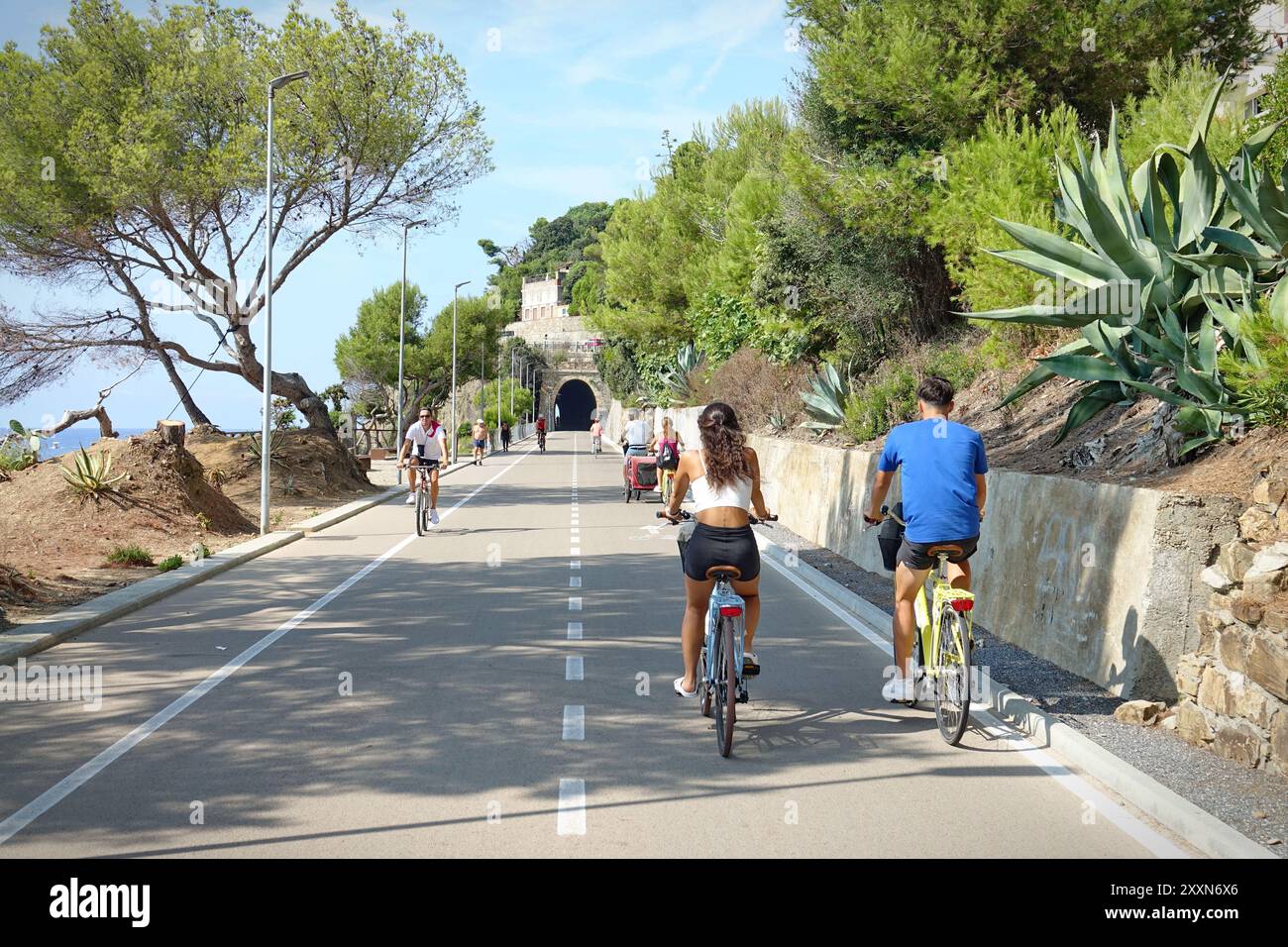Imperia, Italia - 20 agosto 2024: Ponente Ligure Bikeway, ex linea ferroviaria, oggi una bellissima pista ciclabile di 24 km. Foto Stock