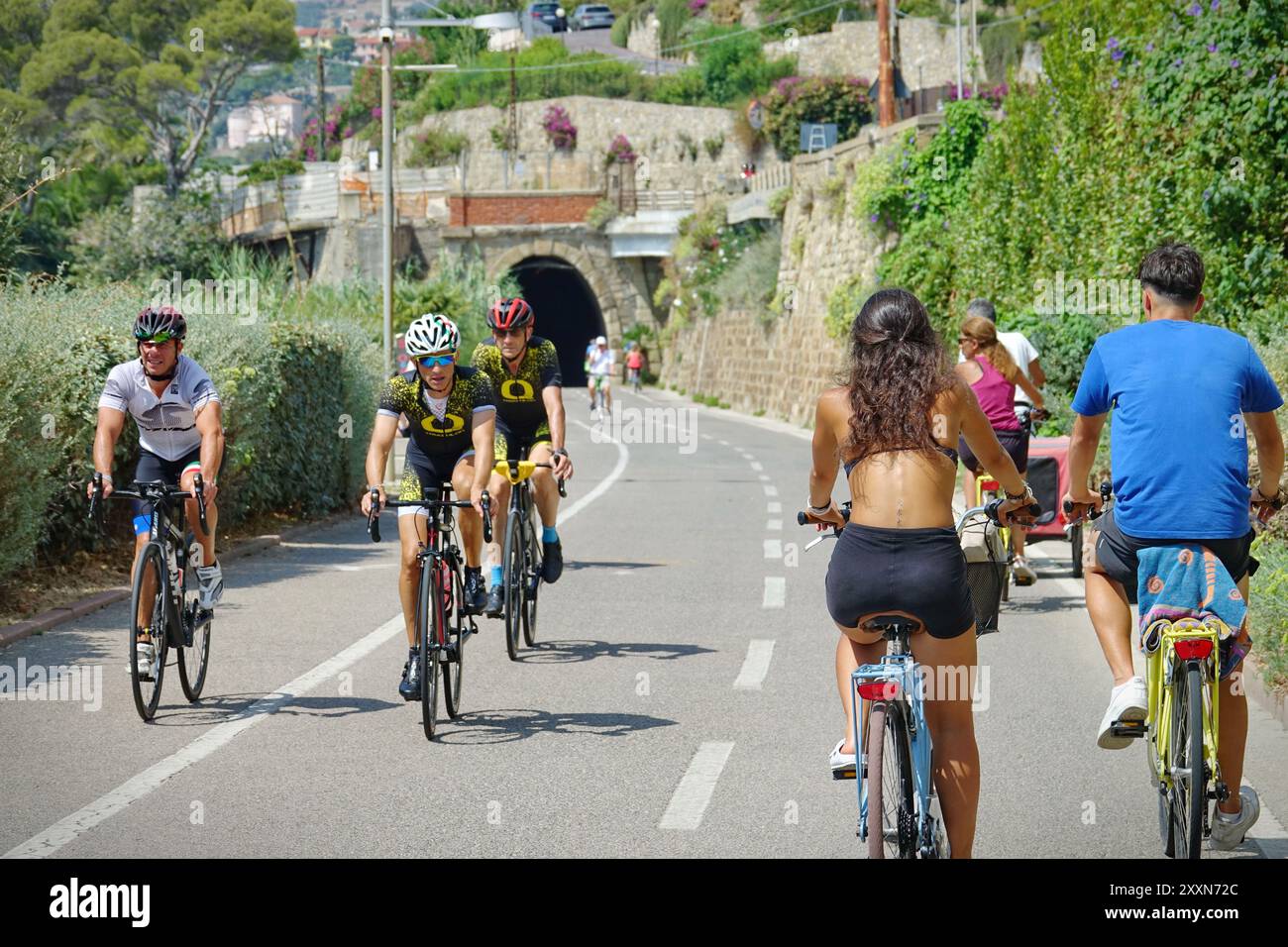 Imperia, Italia - 20 agosto 2024: Ponente Ligure Bikeway, ex linea ferroviaria, oggi una bellissima pista ciclabile di 24 km. Foto Stock