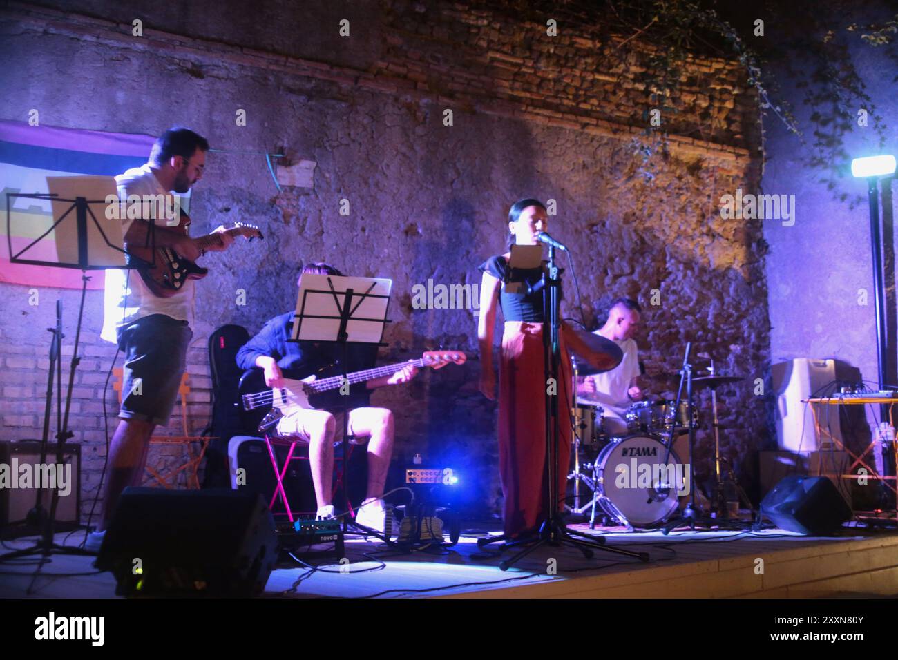 24 agosto 2024, Roma, Lazio, Italia: Cedrati Summer Jazz Festival al Casale dei Cedrati. Questa sera sono saliti sul palco del festival, Veronica dito, voce, Francesco Faina, chitarra, Pierpaolo Zizza, basso, Daniele Bucci batteria, esecuzione di musica e ritmi, jazz/rock. Il cantante del quartetto, è noto per aver partecipato nel 2019, come finalista a Sanremo giovani e in precedenza al Talent Show ''X Factor''. Il Festival continuerà a settembre, nella splendida location nel cuore di Villa Phanphili a Roma. (Immagine di credito: © Daniela Franceschelli/Pacific Press via ZUMA Press Wi Foto Stock