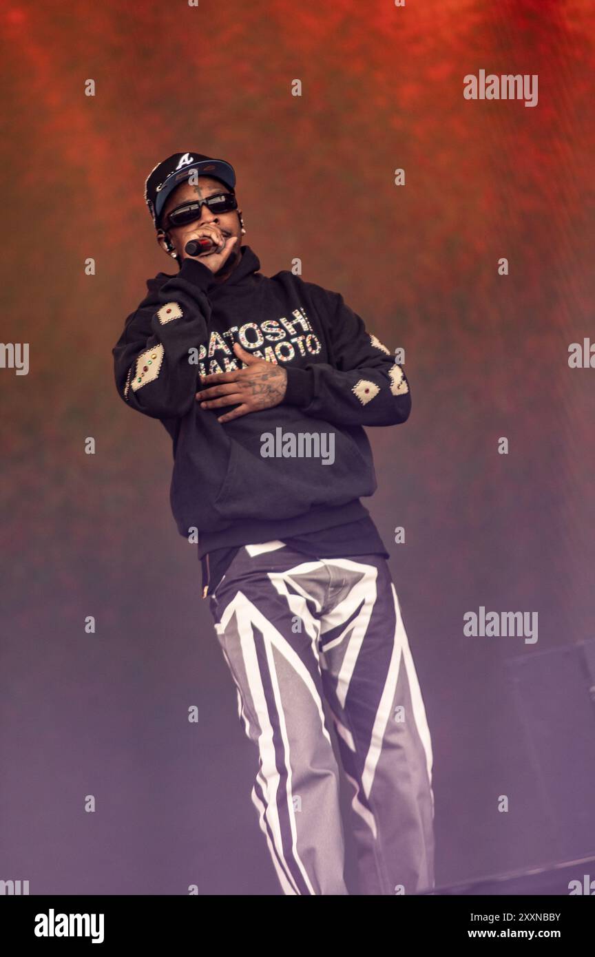 Reading, Berkshire, Regno Unito. 25 agosto 2024. Il rapper 21 Savage si esibisce sul Main Stage al Reading Festival. Cristina Massei/Alamy Live News Foto Stock