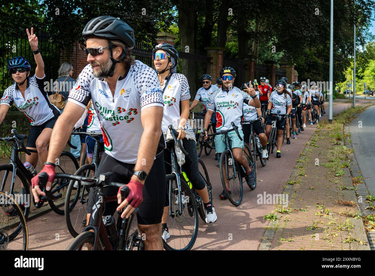 25 agosto 2024, Den Haag (l'Aia, Olanda meridionale, Paesi Bassi: I ciclisti arrivano alla Corte internazionale di giustizia. Il 25 agosto 2024, 100 ciclisti che partecipano a Cycling 4 Gaza sono arrivati all'edificio della Corte internazionale di giustizia a l'Aia. I ciclisti, provenienti da 28 paesi diversi, hanno fatto un tour di 300 km da Gand, Belgio, all'Aia, Paesi Bassi, in quattro giorni. L'evento, nel suo quattordicesimo anno, ha raccolto più di Â 600.000 sterline per sostenere la salute mentale e il benessere dei bambini a Gaza. (Credit Image: © James Petermeier/ZUMA Press Wire) SOLO PER USO EDITORIALE! Non per USO commerciale! Foto Stock