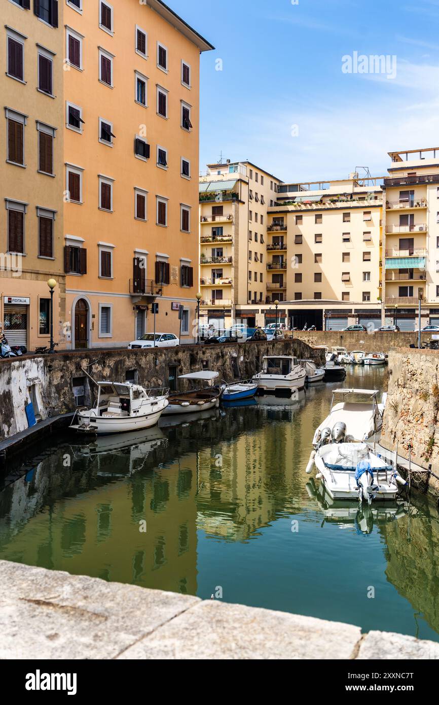 Un canale (cosiddetto 'fossi') con barche ormeggiate nel quartiere Venezia nuova visto da Ponte di marmo, Livorno, Italia Foto Stock