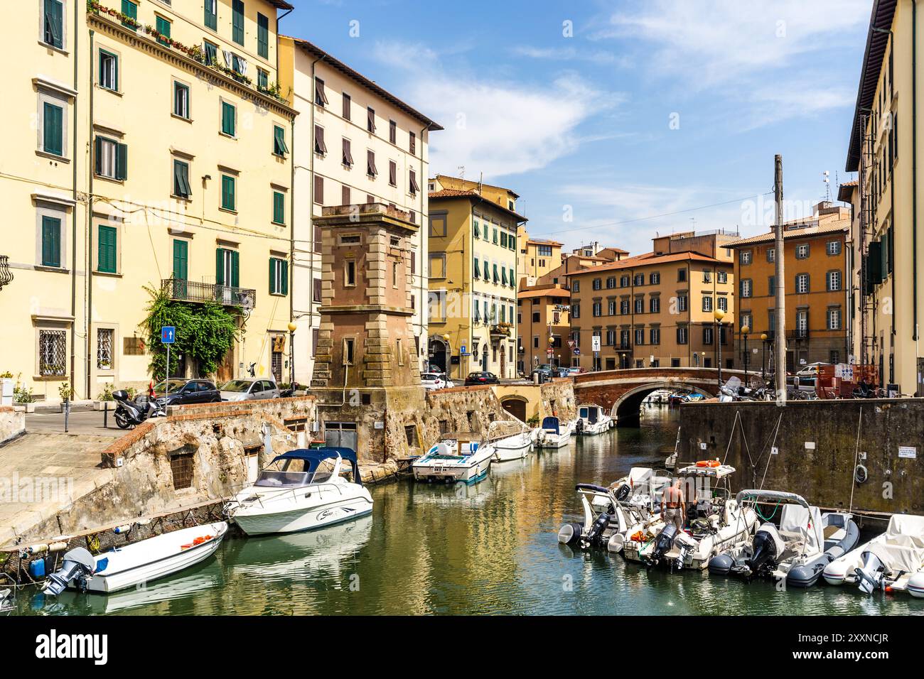 Un canale (cosiddetto 'fossi') con barche ormeggiate nel quartiere Venezia nuova visto da Ponte di marmo, Livorno, Italia Foto Stock