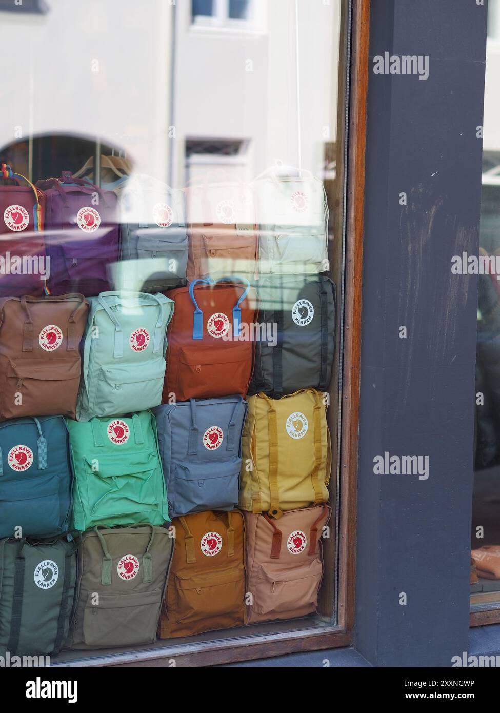 Reykjavik, Islanda - 9 maggio 2024: Una vivace mostra di zaini colorati assortiti impilati all'interno di una vetrina, creando un'accattivante e invitante Foto Stock