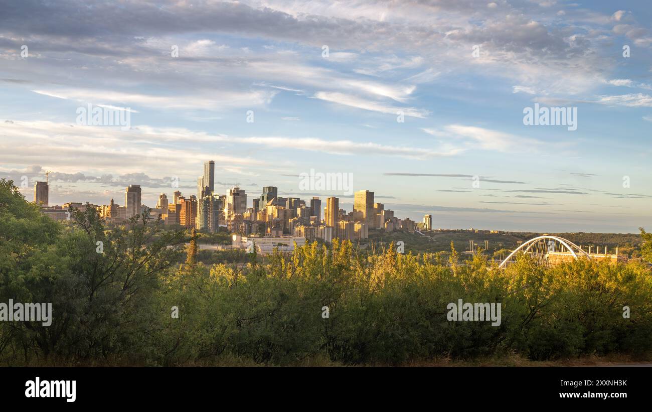 Edmonton, Canada, 2 agosto 2024: Vista panoramica del centro di Edmonton nelle ore d'oro Foto Stock