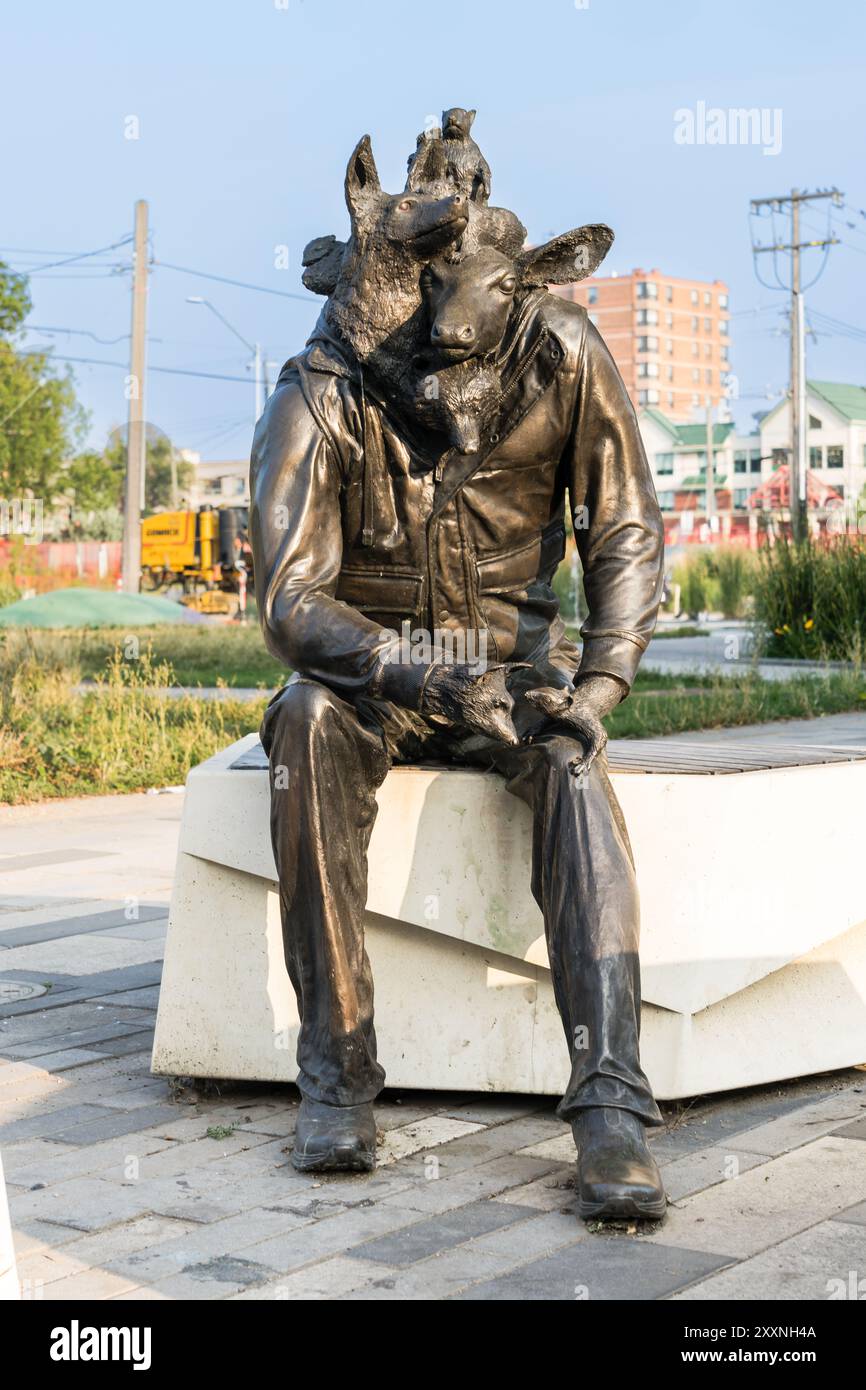 Edmonton, Canada, 22 agosto 2024: Scultura Wild Life di Brandon Vickerd nel parco di Kinistinâw Foto Stock