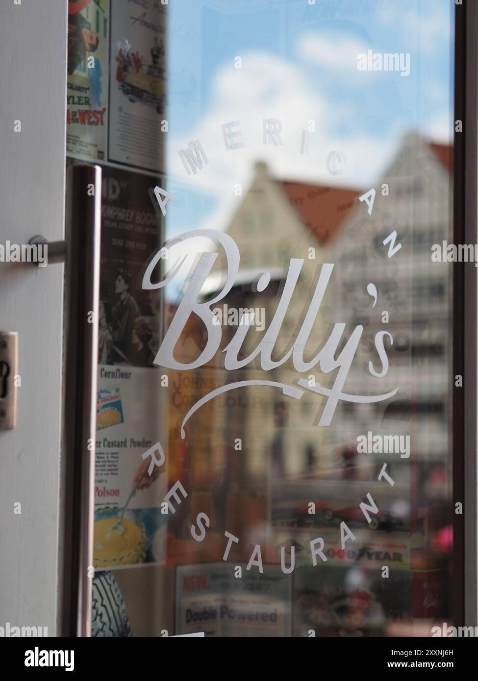 Danzica, Polonia - 13 luglio 2024: L'immagine cattura l'ingresso al ristorante Billy's, caratterizzato da un caratteristico decor a tema retrò e visibile si Foto Stock