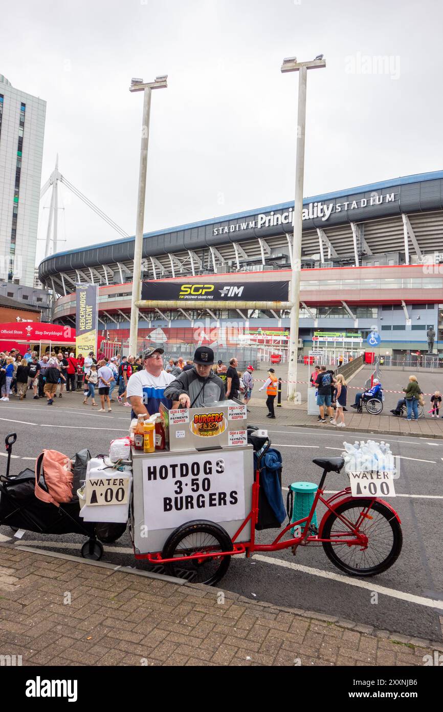 Hot dog e hamburger in vendita ai tifosi dello sport che si riuniscono per un evento del Gran premio dell'autodromo allo stadio Principality, nella capitale gallese di Cardiff Foto Stock