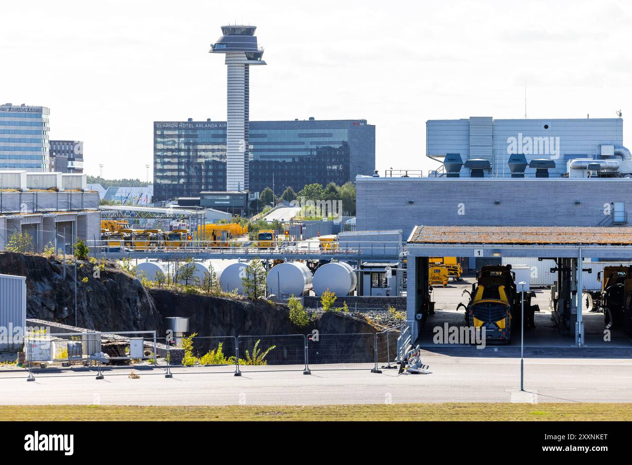 Aeroporto di Arlanda, appena a nord di Stoccolma, Svezia, durante il sabato. Nella foto: Vista, torre di volo sullo sfondo. Foto Stock