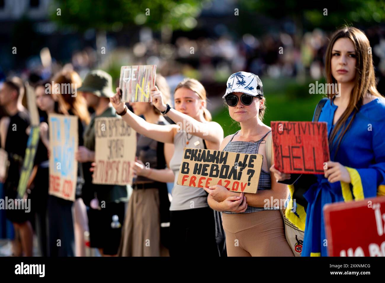 Kiev, Kiev, Ucraina. 25 agosto 2024. Protesta Azovstal libera di familiari e amici di soldati tenuti in prigionia dalla Russia. I soldati si arresero alla Russia il 20 maggio 2022 per salvare vite umane presso le opere di ferro e furto di Mariupol. Alcuni sono stati rilasciati, molti sono ancora detenuti in prigionia russa. Con la recente cattura di molti coscritti russi a Kursk, la speranza per gli scambi di prigionieri di guerra è in aumento. Foto Stock