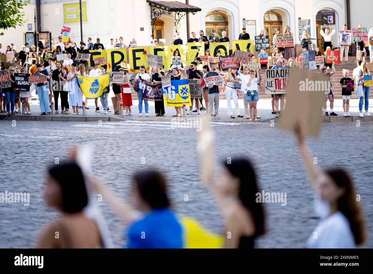 Kiev, Kiev, Ucraina. 25 agosto 2024. Protesta Azovstal libera di familiari e amici di soldati tenuti in prigionia dalla Russia. I soldati si arresero alla Russia il 20 maggio 2022 per salvare vite umane presso le opere di ferro e furto di Mariupol. Alcuni sono stati rilasciati, molti sono ancora detenuti in prigionia russa. Con la recente cattura di molti coscritti russi a Kursk, la speranza per gli scambi di prigionieri di guerra è in aumento. Foto Stock