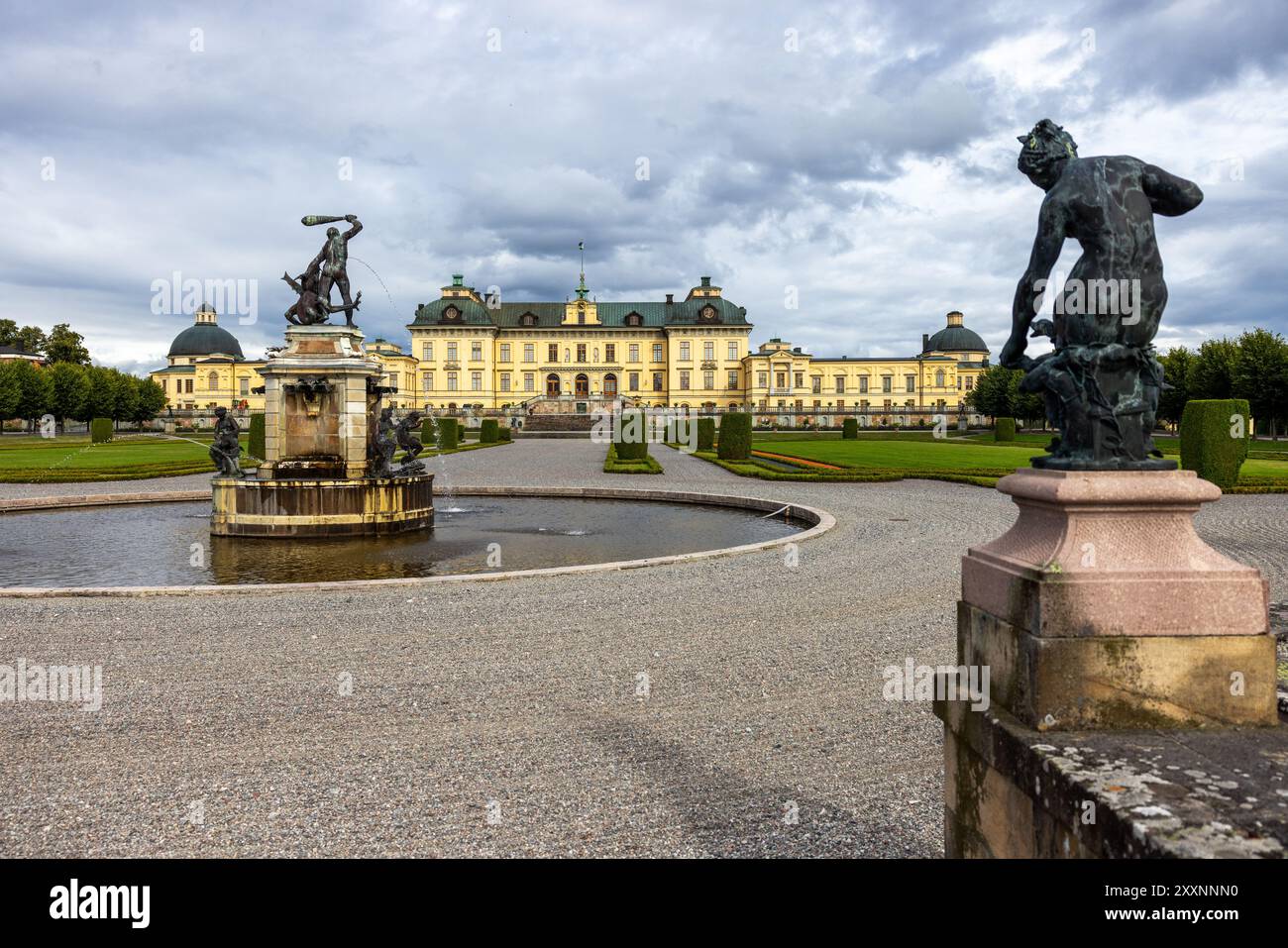 Turismo svedese, Palazzo di Drottningholm, Drottningholm, Svezia. Il Palazzo di Drottningholm (in svedese: Drottningholms slott), o Drottningholm, uno dei palazzi reali della Svezia, situato vicino alla capitale svedese Stoccolma, è la residenza privata della famiglia reale svedese. Foto Stock