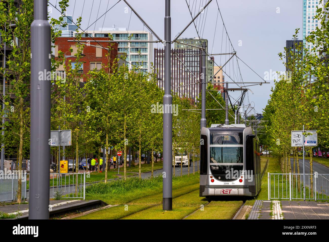 Verde urbano, via Laan op Zuid, nel quartiere di Rotterdam di Feijenoord, 4 corsie, 2 piste per tram, piste ciclabili su entrambi i lati, piedi Foto Stock
